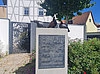 Drei Bronzetauben auf Steinsockel